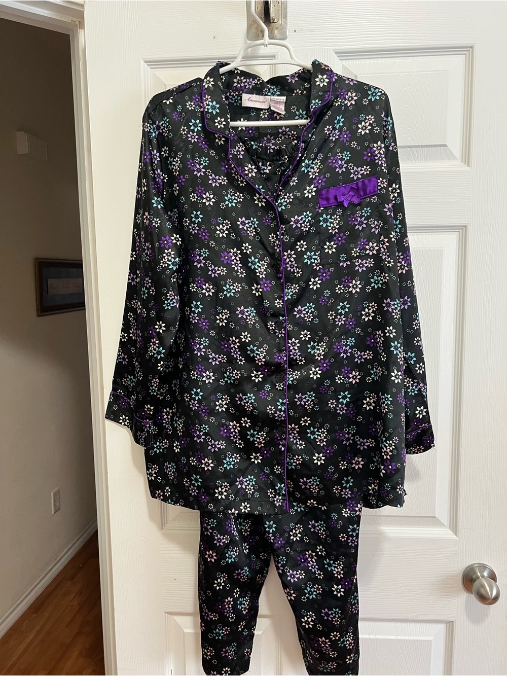 Amoureuse Ladies 2-Pc Pajama Set L Black w/ Purple Floral 3/4 sleeves Buttons